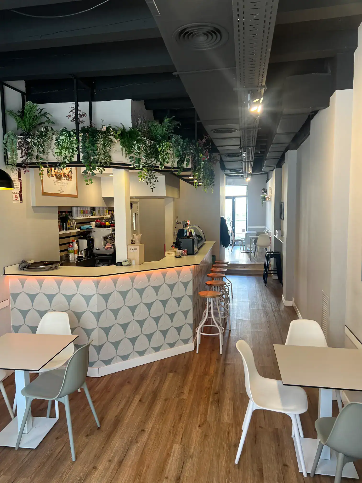 Bambú Cafetería, ambiente acogedor y moderno en Reservas, ideal para disfrutar de un café en un espa.